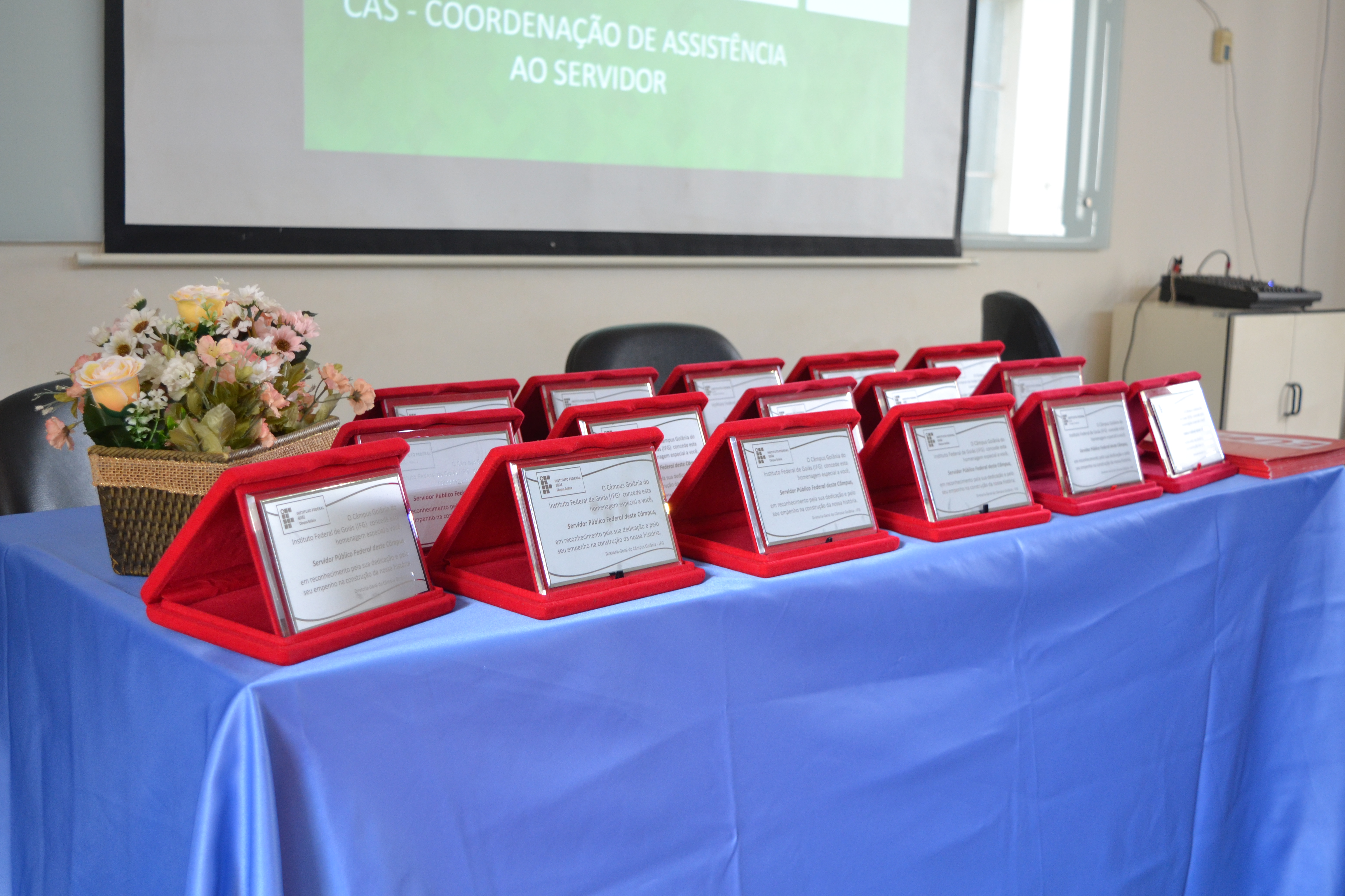 Servidores aposentados homenageados receberam placas durante a solenidade.